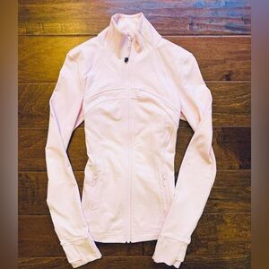 Size 2 Lululemon Define jacket*Luon Meadowsweet pink.
COLOR LOOKS DARKER IN PERS